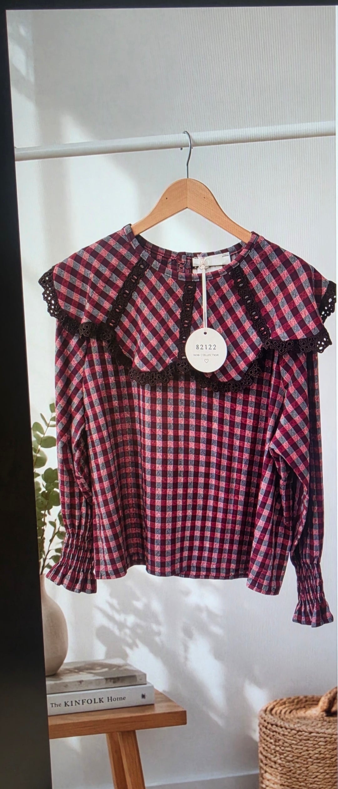 Blusa vichy burdeos con volante de encaje