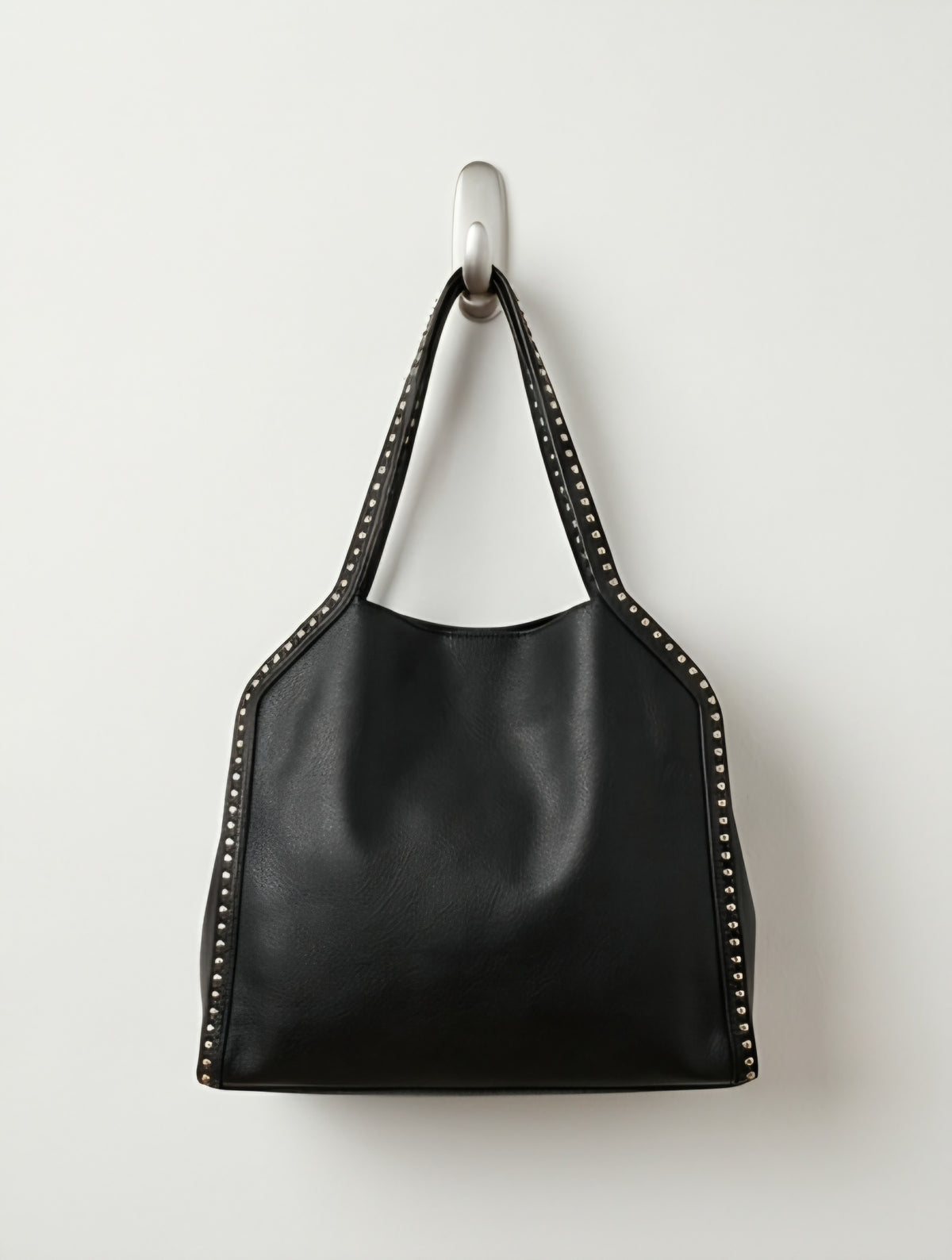 Bolso Tote Negro con Tachuelas Plateadas