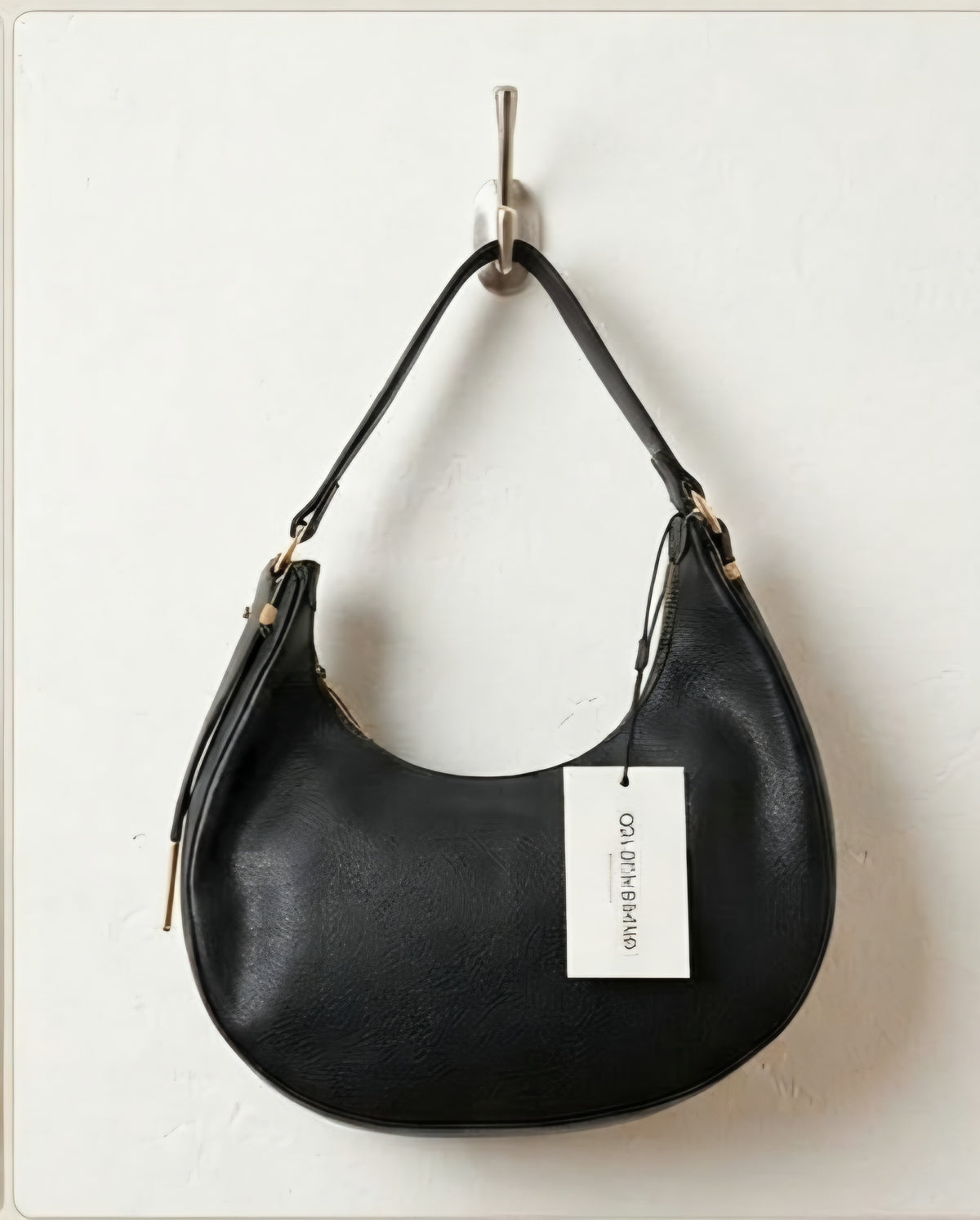 Bolso Hobo Negro con Herrajes Dorados