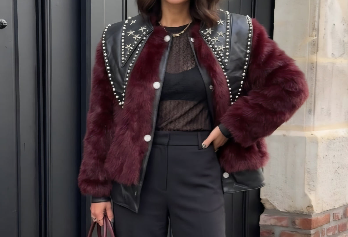 Chaqueta tipo bomber de pelo con tachuelas