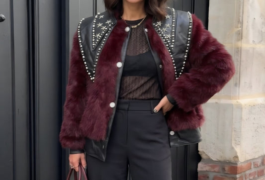 Chaqueta tipo bomber de pelo con tachuelas