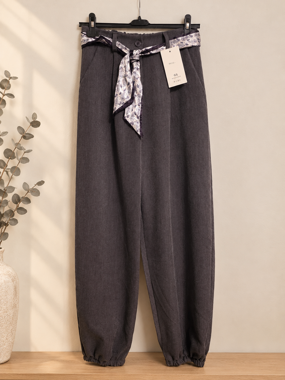 Pantalón bombacho gris con cinturón paisley